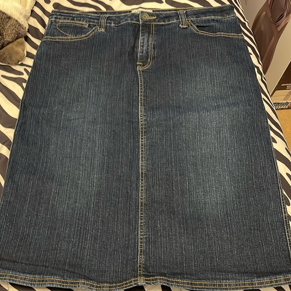 Gently used denim skirt - Picture 1 of 6